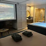 Apartment Avec Jacuzzi Sauna & Cinema - Nid D'angers